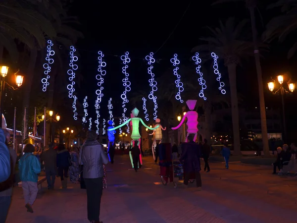 Marionetta illuminata alta 20 piedi sul Balcon de Europa a Nerja Spagna — Foto Stock