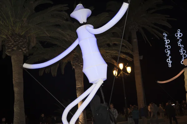 20 ft hoog verlichte marionet op de Balcon de Europa in Nerja Spanje — Stockfoto
