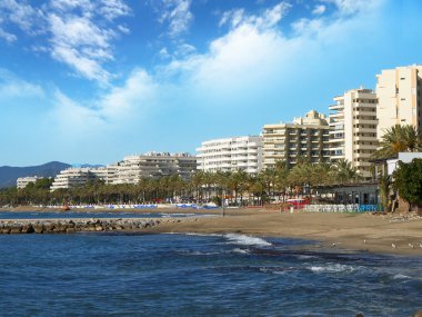 Şık Marbella şehir Costa del Sol İspanya plaj sahnesinde