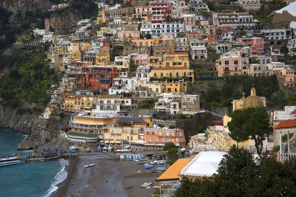 La bellissima città di Positano nel Golfo di Salerno in Italia — Foto Stock