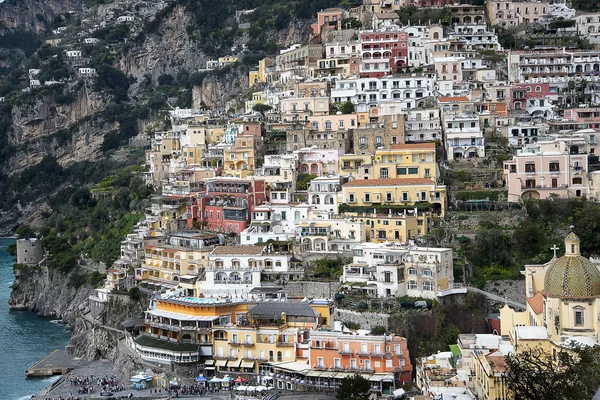 La bellissima città di Positano nel Golfo di Salerno in Italia — Foto Stock