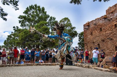 Büyük Kanyon Arizona 'nın Güney Halkası' nda Geleneksel Kostümlü Hopi Hint Dansçıları. Büyük Kanyon Hopi ve Navajo kabileleri tarafından paylaşılır..