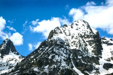 Grand Teton Ulusal Parkı, ABD 'nin Wyoming eyaletinin kuzeybatısında yer almaktadır. Teton sıradağları, 4,000m Grand Teton zirvesi ve Jackson Hole vadisini içerir. Yazın dağcılık, yürüyüş, kamp ve balıkçılık için popüler bir yerdir.,