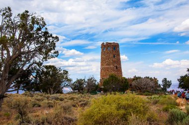 Desert View Watchtower 1932 yılında inşa edildi ve Mary Jane Colter 'ın en çok bilinen eserlerinden biridir. Güney Rim 'de yer alan kule 270 metre yüksekliğinde. Kanyon ve Colorado Nehri 'nin dibini gösteren birkaç manzaradan birini sunar.