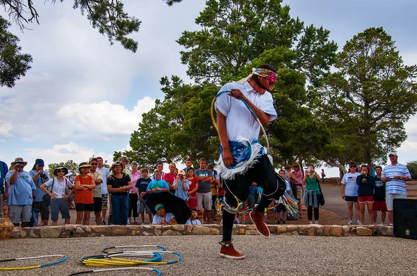 グランドキャニオンアリゾナの南縁にある伝統衣装のホピ族インディアンの踊り手 グランドキャニオンはホピ族とナバホ族が共有している — ストック写真