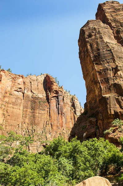유타의 협곡은 탑들과 대수도원들로 특징을 이루고 협곡의 풍경을 만들기 사암을 — 스톡 사진