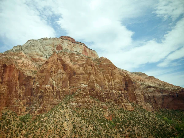 Der Zion Canyon Zeichnet Sich Durch Hoch Aufragende Türme Und — Stockfoto