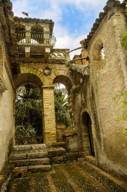 Sicilya adasındaki Taormina kentinin mimari ve kiliseleri. Eski kasabanın yeri denizden yaklaşık 300 metre yukarıdayken, Sarazen şatosu tarafından taçlandırılan çok sarp ve neredeyse izole edilmiş bir kaya.