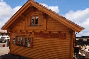 Etna Dağı 'nın üst yamaçlarındaki ahşap dükkan. İlk başta, bir volkanın üzerinde ahşaptan yapılmış bir eve sahip olmak garip geldi, ama eğer patlama yakınına gelirse tuğla bir ev patlayıp dağdan aşağı kaçarken daha çok insana zarar verir..