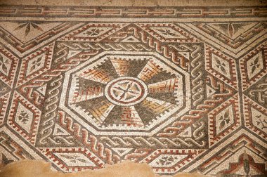 2000 yıllık Roma Piazza Armerina Sicilya Mozaikleri (telif hakkı yok) Villa Romana del Casale, Sicilya 'nın Piazza Armerina kentinin dışında bir Roma villasıdır. Dünyadaki en büyük ve en karmaşık Roma mozaiği koleksiyonuna sahip.