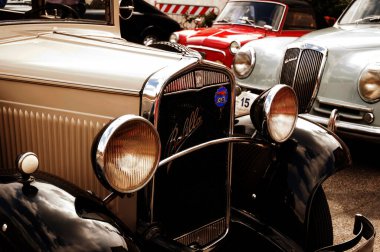 Sicilya 'nın doğu kıyısındaki bir dağ köyü olan Savoca caddesinde antika arabalar sergileniyor. Bir otomobil fuarından dönüyorlardı ve hepsi ödüllüydü ve sevecen sahipleri ve meraklıları tarafından harika bir durumda bakılıyorlardı.