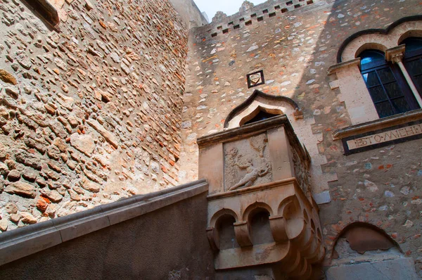 西西里岛上陶尔米纳市的建筑和教堂 这座古城的遗址离海约300米 是一块陡峭而几乎与世隔绝的岩石 顶部是一座撒拉肯城堡 — 图库照片