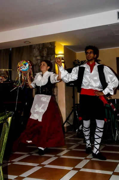 Χορευτές Διασκεδάζουν Τους Επισκέπτες Του Ξενοδοχείου Παραδοσιακή Σικελική Μουσική Και — Φωτογραφία Αρχείου