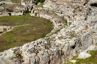 Sicilya 'nın Neopolis Arkeolojik Bölgesi (Siracusa). Bu alanda Yunan Tiyatrosu ve Roma ve Verona 'dan sonra İtalya' nın en büyük üçüncü Roma amfitiyatrosu yer almaktadır..