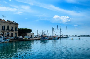 Siraküza 'daki rıhtım, ya da Sicilya' daki Siracusa. Limanda demirli tekneleri olan İtalya.