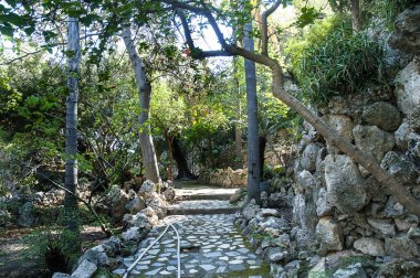 Taormina İtalya 'daki kamu bahçelerinde yol