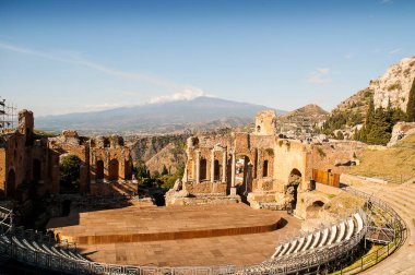 Taormina 'daki Villa Comunale Floransa Trevelyan özel bahçesi adında asil bir İngiliz kadınıydı. Ölümü üzerine kasabaya bahşedilmiş ve egzotik dikimleri, heykelleri, denizaltısı, tarla tüfekleri, tuğlaları ve teraslarıyla çok güzel bir parktır. 