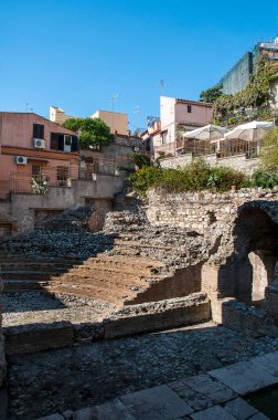 Taormina, Odeon. Odeon 'un ya da küçük tiyatronun kökenine dair hiçbir şüphe yoktur. Taormina, M.Ö. 21 yılında askeri bir koloni olduğunda doğrudan Romalılar tarafından inşa edildi. Sezar Augustus Octavian 'ın altında, ilk Roma İmparatoru..
