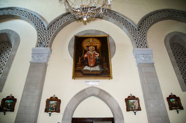 Sicilya 'da Taormina' nın merkezindeki güzel pembe San Guiseppe kilisesi. Şehrin mimari ve kiliseleri. Eski kasabanın yeri denizden yaklaşık 300 metre yukarıda ve Sarazen şatosunun taçlandırdığı çok dik bir kaya.