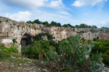 Sicilya 'nın Neopolis Arkeolojik Bölgesi (Siracusa). Bu alanda Yunan Tiyatrosu ve Roma ve Verona 'dan sonra İtalya' nın en büyük üçüncü Roma amfitiyatrosu yer almaktadır..