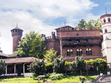 Borgo Ortaçağ İtalya 'nın dört bir yanından gelen binaların bir araya gelerek Torino İtalya' da bir kopya kale oluşturulduğu bir kaledir. Ortaçağ Şatosu 1884 Torino Turin Fuarı 'nın Antik Sanat bölümüne ev sahipliği yapmak için inşa edilmiştir: Po Nehri boyunca..