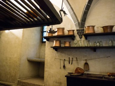 Borgo Ortaçağ İtalya 'nın dört bir yanından gelen binaların bir araya gelerek Torino İtalya' da bir kopya kale oluşturulduğu bir kaledir. Ortaçağ Şatosu 1884 Torino Turin Fuarı 'nın Antik Sanat bölümüne ev sahipliği yapmak için inşa edilmiştir: Po Nehri boyunca..