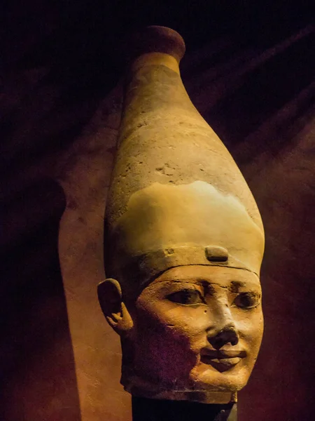 石ファラオの頭 トリノのエジプト博物館でこの4000歳のオブジェクトの著作権上の問題はありませんイタリア その年齢のため それはEu法の下でパブリックドメインに分類されます — ストック写真