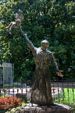 1543 yılında Padua Üniversitesi 'nde bir botanik kürsüsü kuruldu. Padua 'daki Orto Botanico ilk olarak 1545 yılında kurulmuş olan yatakların orijinal yapısını korur. Bu Botanik bahçesindeki Aziz Christopher 'ın heykeli.
