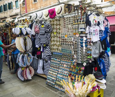 Venice İtalya rıhtımındaki hediyelik eşya dükkanında turist ticaretine hizmet veriyor.