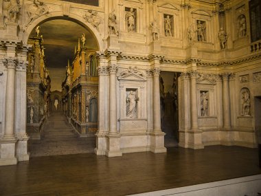 İtalya 'daki Teatro Olimpico' nun üç boyutlu sahnesi. Teatro Olimpico, İtalya 'nın Vicenza kentinde 1580-1585 yılları arasında inşa edilmiş bir tiyatrodur. İtalyan Rönesans mimarı Andrea Palladio tarafından tasarlanan tiyatro ölümünden sonra tamamlandı.