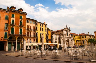 Vicenza 'nın Piazza dei Signori Meydanı' ndaki kafeler, Palladio 'nun kendisi bunun herhangi bir antik eserle karşılaştırılabileceğini söyledi; Torre di Piazza ve Loggia di Capitano bu meydanda bulunuyor. San Vincenza Kilisesi bu resimde.