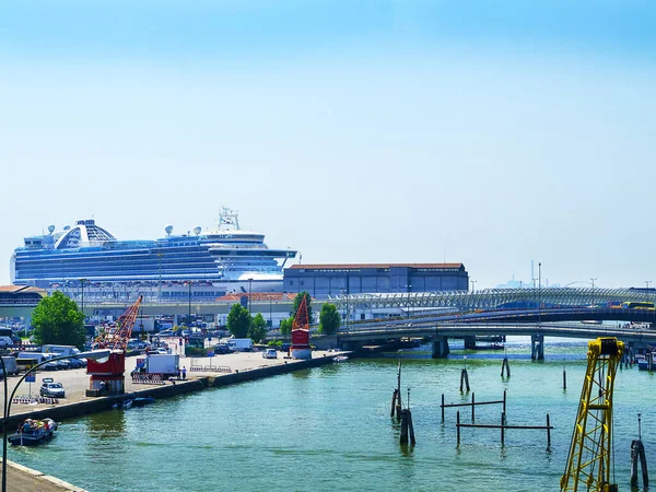 Haven Venetië Waar Cruiseschepen Aanmeren Vervolgens Hun Passagiers Naar Stad — Stockfoto