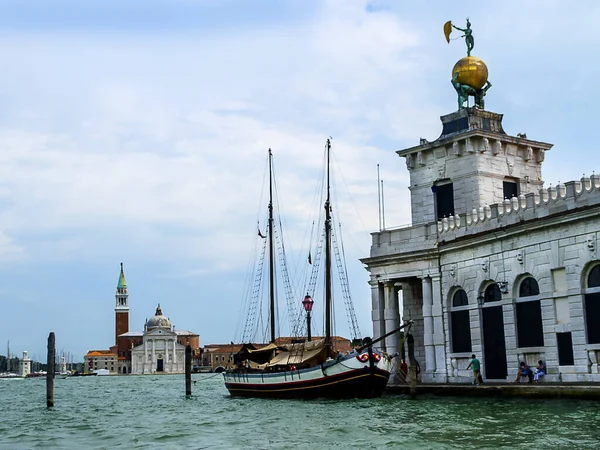Barco Inicio Del Gran Canal Venecia Italia Con Isla San — Foto de Stock
