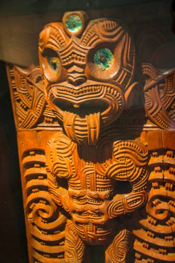 Cenova İtalya 'daki Castello d' Albertis şu anda Dünya Kültür Müzesi 'ne ev sahipliği yapmaktadır. Belgede Enrico ve Luigi Maria d 'Albertis' in Afrika, Amerika Yeni Gine ve Okyanusya seyahatlerinde topladıkları etnografik ve arkeolojik nesneler yer alıyor.. 