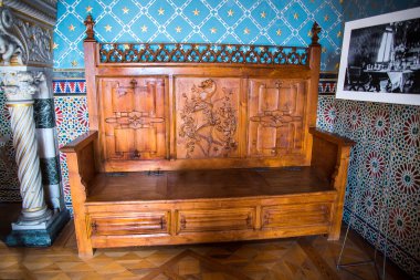 Castello d 'Albertis' teki mobilyalar Cenevre 'de tarihi bir konuttur. Evi Gotik diriliş tarzında inşa eden deniz kaptanı Enrico Alberto d' Albertis 'in evidir. Şato 1932 'de Cenova şehrine bağışlandı.