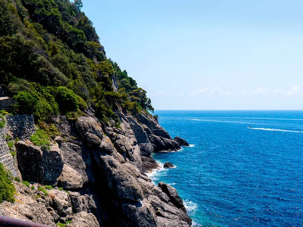 意大利里维拉港的波尔图菲诺港口外崎岖的海岸 波尔图菲诺 Portofino 是意大利的一个渔村和度假胜地 以其风景秀丽的港口以及与名人和艺术游客的历史联系而闻名 — 图库照片