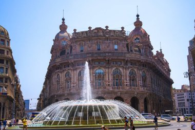 Cenova 'daki Piazza de Ferrari, Cenova' nın Kasaba Meydanı olarak kabul edilir. Şehrin kalbinde tarihi ve modern merkez arasında yer alan Piazza De Ferrari, son yıllarda restore edilen çeşmesiyle ünlüdür. 