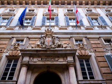 Ceneviz 'e görkemli geçmişi ve etkileyici simgeleri nedeniyle La Superba lakabı takıldı. Eski Ceneviz kasabasının bir kısmı 2006 yılında Dünya Mirasları Listesi 'ne (UNESCO) kondu. Burası Christopher Columbus ve Niccol Paganin.Kaos ve cazibesinin doğduğu yerdir.