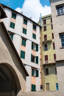 Kuzey İtalya 'nın Liguria kentindeki Ceneviz Kasabası' nın dar sokaklarında daireler. Eski Ceneviz kasabasının bir kısmı 2006 yılında Dünya Mirasları Listesine (UNESCO) kondu.