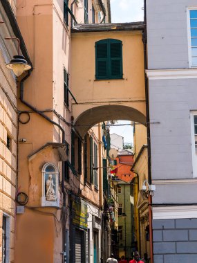 Ceneviz 'de Caruggi olarak bilinen dar sokaklardaki mimari detaylar. Bu eski kasaba, eşsiz cazibesini korumak amacıyla 2006 yılında Dünya Mirasları Listesi 'ne (UNESCO) kondu..