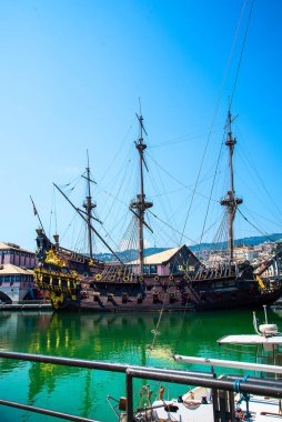 Porto Antico ya da İtalya 'daki Ceneviz Limanı' nda Tam Boyutlu Tahta Kalyon.