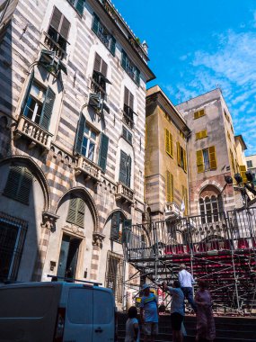 Ceneviz 'de Caruggi olarak bilinen dar sokaklardaki mimari detaylar. Bu eski kasaba, eşsiz cazibesini korumak amacıyla 2006 yılında Dünya Mirasları Listesi 'ne (UNESCO) kondu..