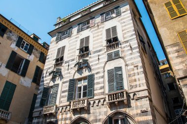 Ceneviz 'de Caruggi olarak bilinen dar sokaklardaki mimari detaylar. Bu eski kasaba, eşsiz cazibesini korumak amacıyla 2006 yılında Dünya Mirasları Listesi 'ne (UNESCO) kondu..