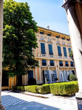 Bir zamanlar Savoy Hanedanı 'nın bir kraliyet kenti olan Cenova, İtalyan Biçimi' nde zengin saraylar, avlular ve iç mekanlarla doluydu. Ceneviz 2006 yılında Dünya Mirasları Listesi 'ne (UNESCO) konmuştu. 