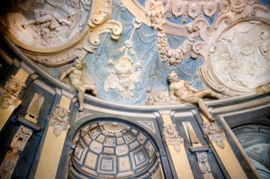 Bir zamanlar Savoy Hanedanı 'nın bir kraliyet kenti olan Cenova, İtalyan Biçimi' nde zengin saraylar, avlular ve iç mekanlarla doluydu. Ceneviz 2006 yılında Dünya Mirasları Listesi 'ne (UNESCO) konmuştu. 