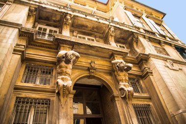 Bir zamanlar Savoy Hanedanı 'nın bir kraliyet kenti olan Cenova, İtalyan Biçimi' nde zengin saraylar, avlular ve iç mekanlarla doluydu. Ceneviz 2006 yılında Dünya Mirasları Listesi 'ne (UNESCO) konmuştu. 