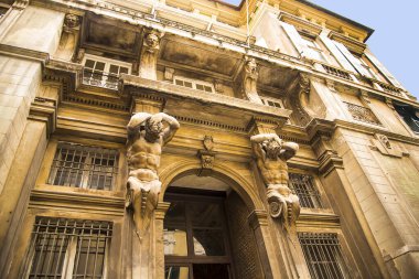 Bir zamanlar Savoy Hanedanı 'nın bir kraliyet kenti olan Cenova, İtalyan Biçimi' nde zengin saraylar, avlular ve iç mekanlarla doluydu. Ceneviz 2006 yılında Dünya Mirasları Listesi 'ne (UNESCO) konmuştu. 