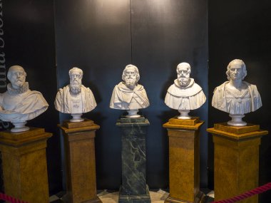 Bir zamanlar Savoy Hanesi 'nin kraliyet şehri olan Cenova, İtalyan tarzında zengin saraylar, avlular ve iç mekanlarla doludur. Burası Palazzo Reale, bir Savoy malikanesi ve şimdi Cenova İtalya 'daki Via Balbi' de Ulusal Müze ve sanat galerisi.