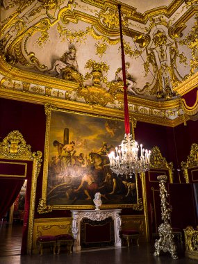 Bir zamanlar Savoy Hanesi 'nin kraliyet şehri olan Cenova, İtalyan tarzında zengin saraylar, avlular ve iç mekanlarla doludur. Burası Palazzo Reale, bir Savoy malikanesi ve şimdi Cenova İtalya 'daki Via Balbi' de Ulusal Müze ve sanat galerisi.