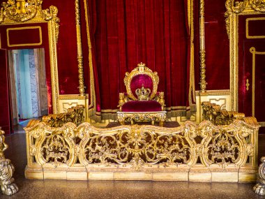 Bir zamanlar Savoy Hanesi 'nin kraliyet şehri olan Cenova, İtalyan tarzında zengin saraylar, avlular ve iç mekanlarla doludur. Burası Palazzo Reale, bir Savoy malikanesi ve şimdi Cenova İtalya 'daki Via Balbi' de Ulusal Müze ve sanat galerisi.